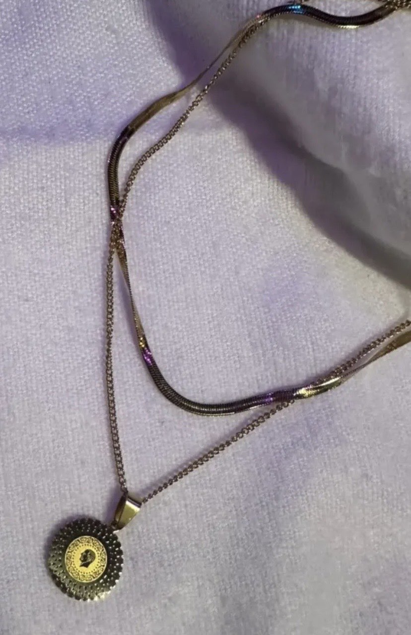 Gold pendant necklace