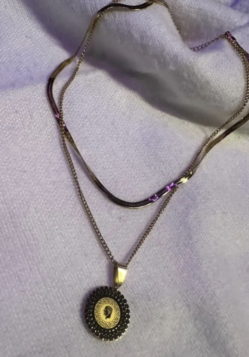 Pendant necklace detail